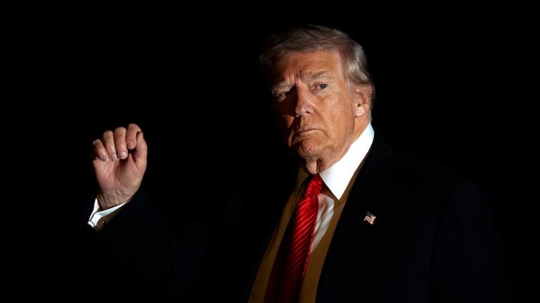 Donald Trump vor schwarzem Hintergrund