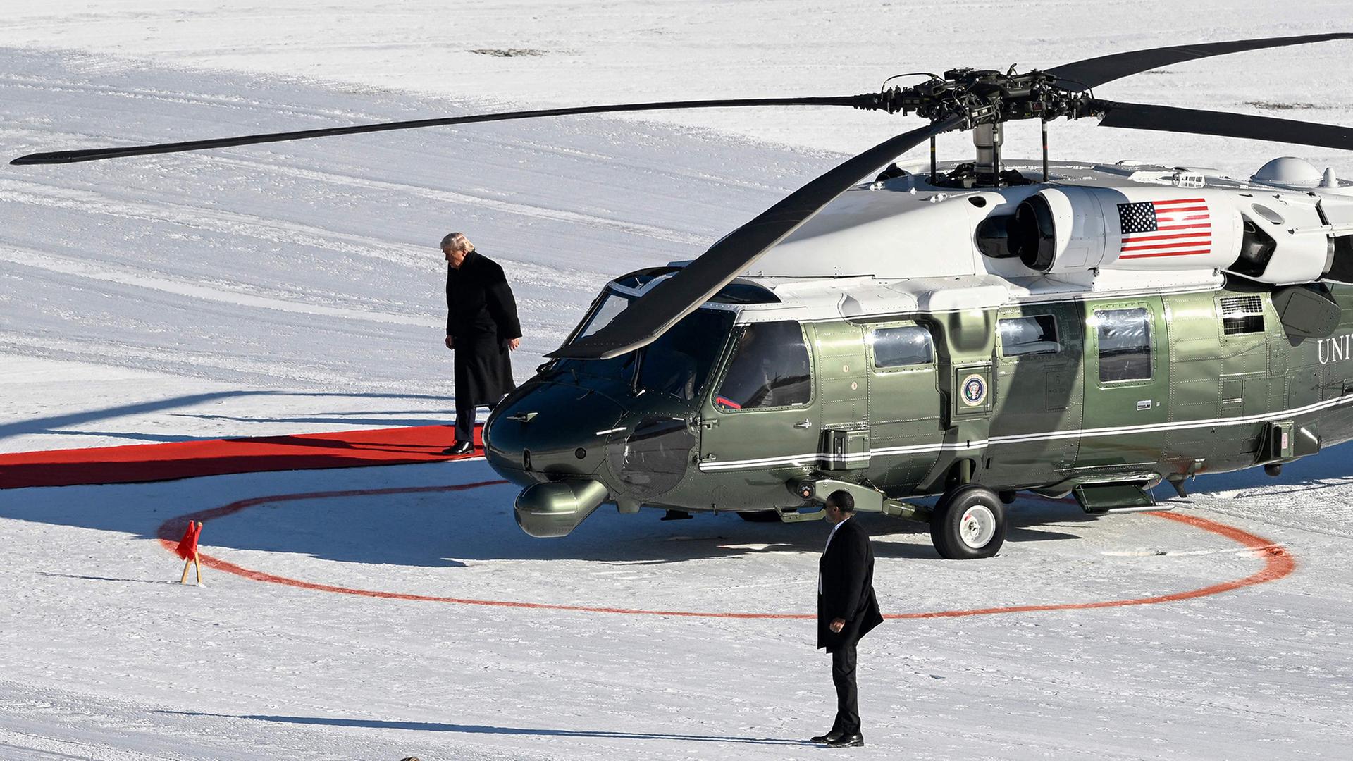 Donald Trump geht am Landeplatz Davos neben dem Hubschrauber Marine One. | AFP