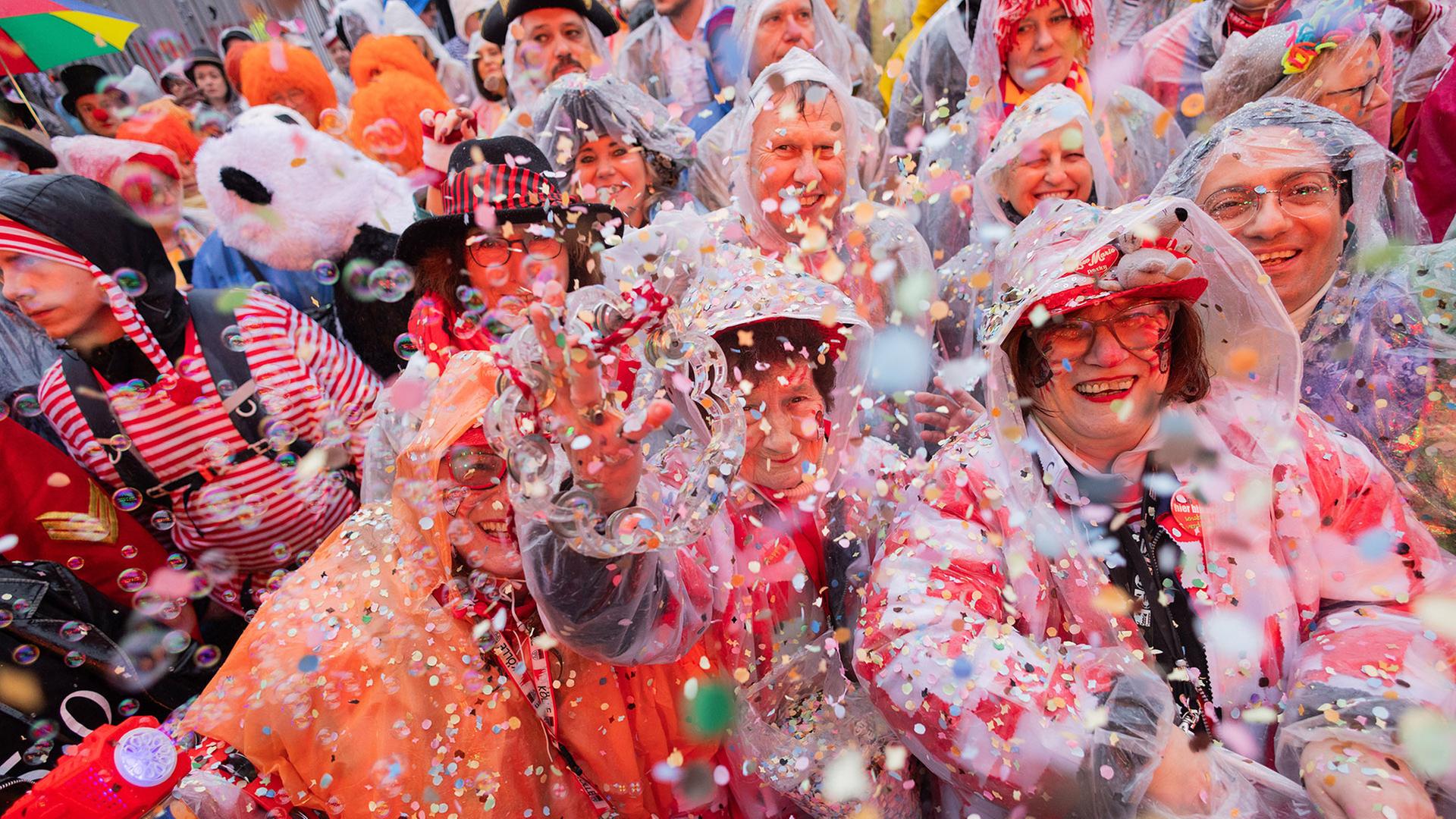Jecken feiern auf dem Alter Markt in KÃ¶ln Weiberfastnacht. | Rolf Vennenbernd/dpa