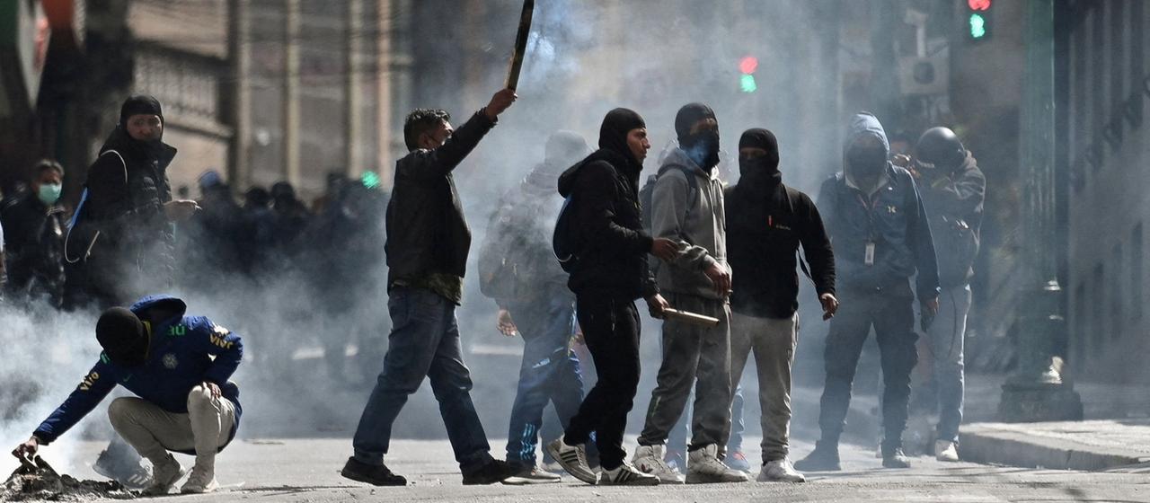 Demonstranten nehmen in La Paz, Bolivien, an einem Protest teil.