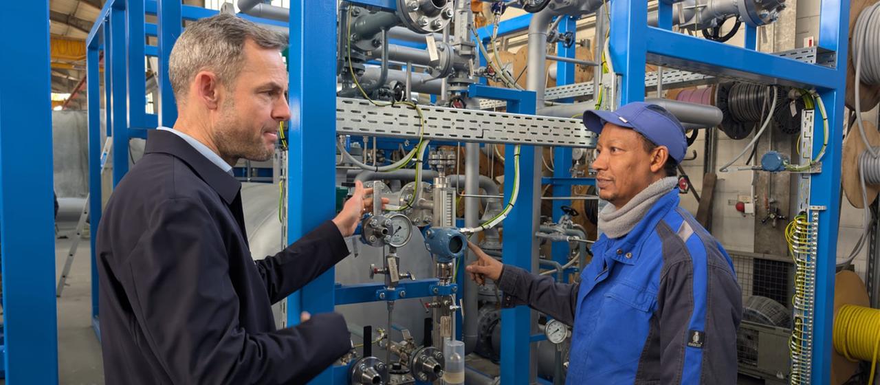 Patric Burkhart im Gespräch mit einem Mitarbeiter.
