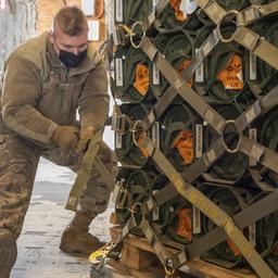 Ein US-Soldat bereitet auf dem Dover Flugfeld Paletten für den Transport vor (Archiv)
