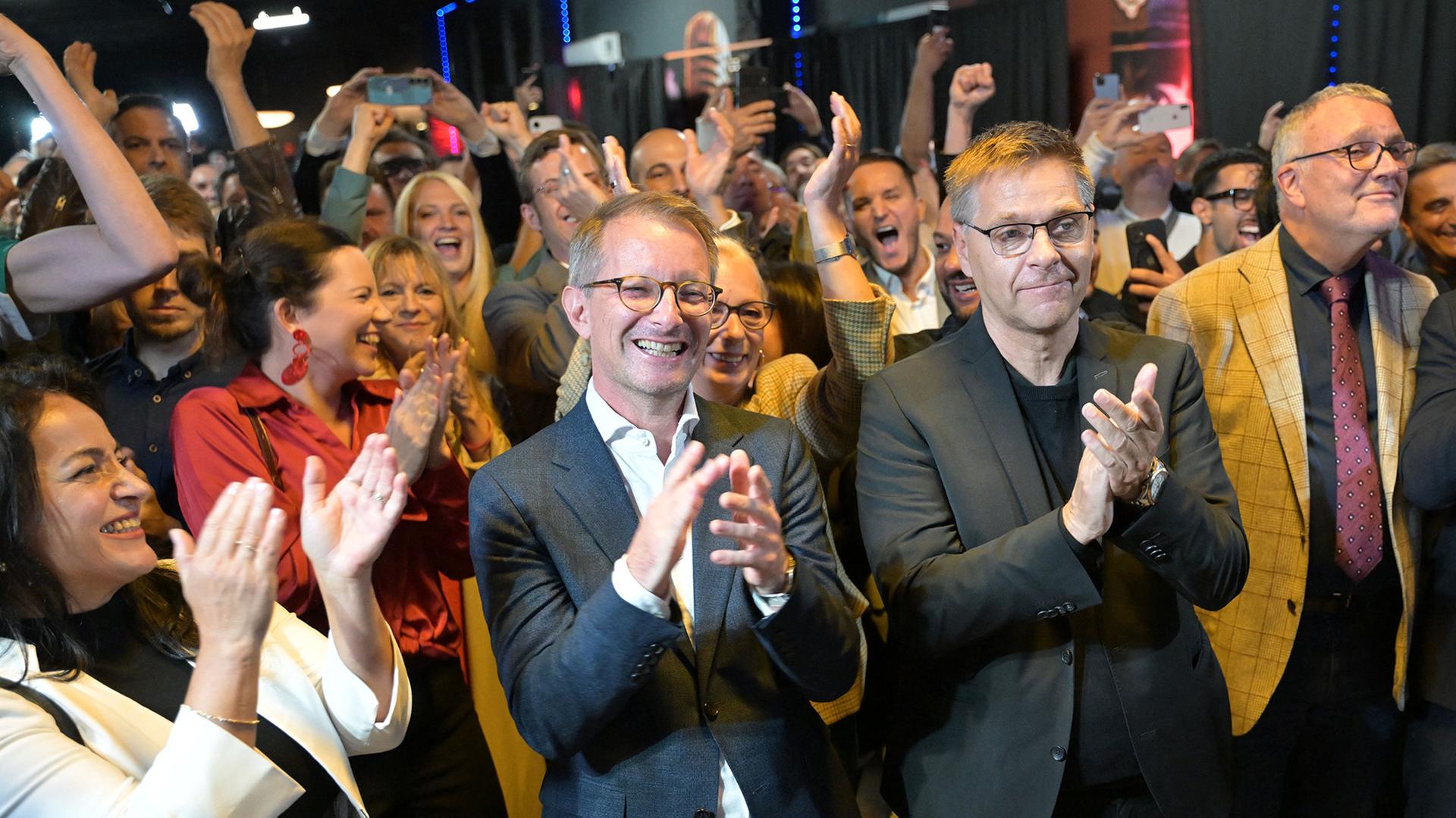 Alexander King (l) und Oliver Ruhnert bei der Wahlparty des BSW in Berlin. | Michael Bahlo/dpa