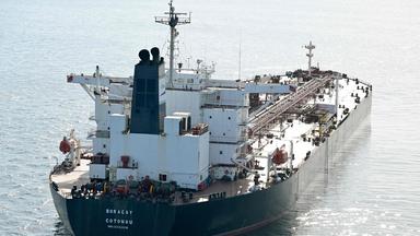 Der Tanker "Boracay" vor der Küste der westfranzösischen Hafenstadt Saint-Nazaire