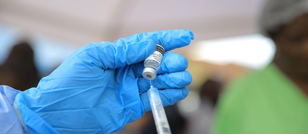 Ein Mitarbeiter des Gesundheitswesens verabreicht in Kongo eine Dosis des Impfstoffs Ervebo gegen Ebola.