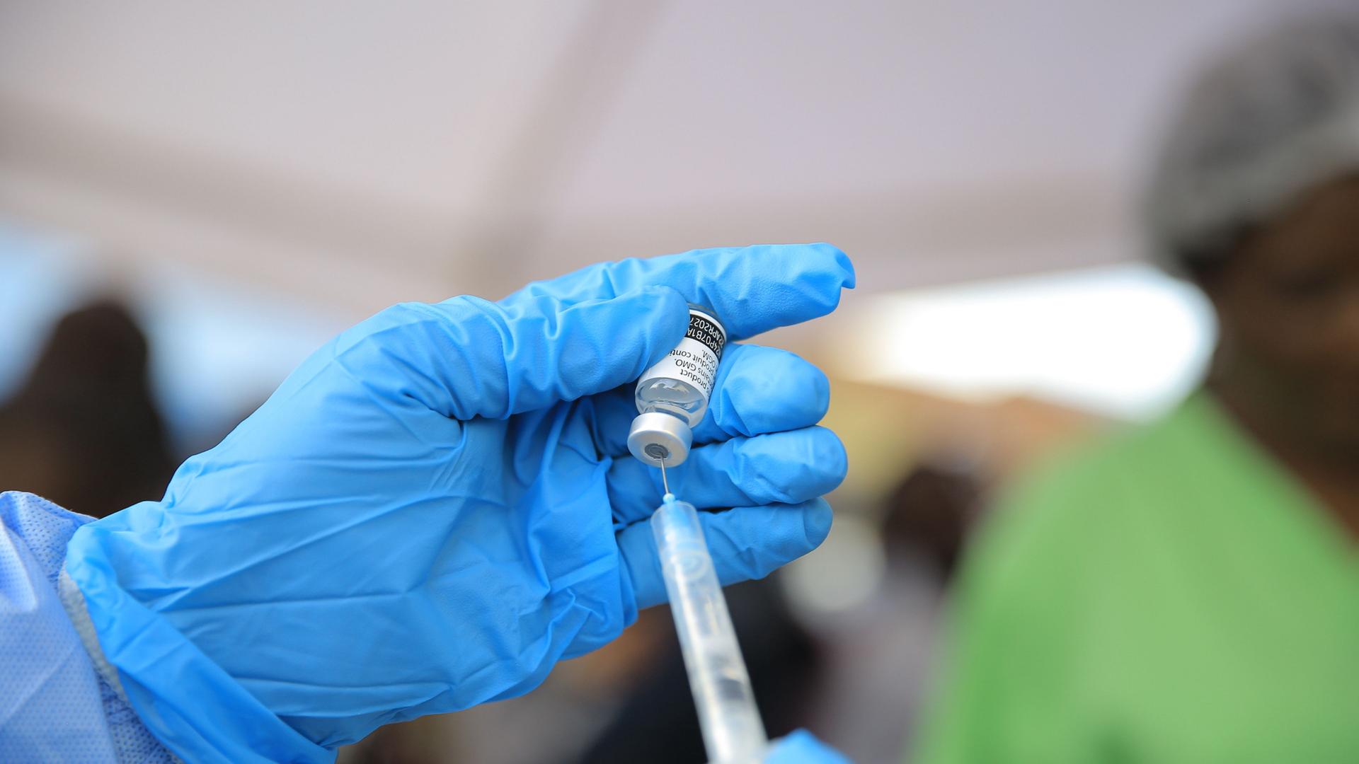 Ein Mitarbeiter des Gesundheitswesens verabreicht in Kongo eine Dosis des Impfstoffs Ervebo gegen Ebola. | Sebastien Kitsa Musayi/AP/dpa