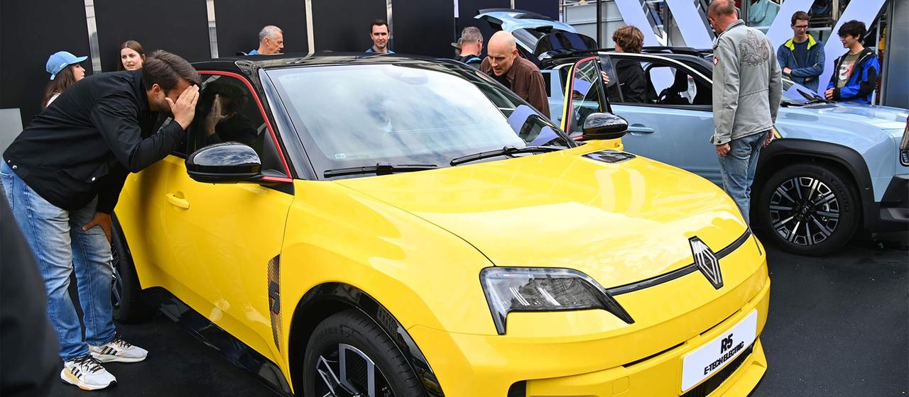 Besucher an einem Renault Stand auf einer Automesse.