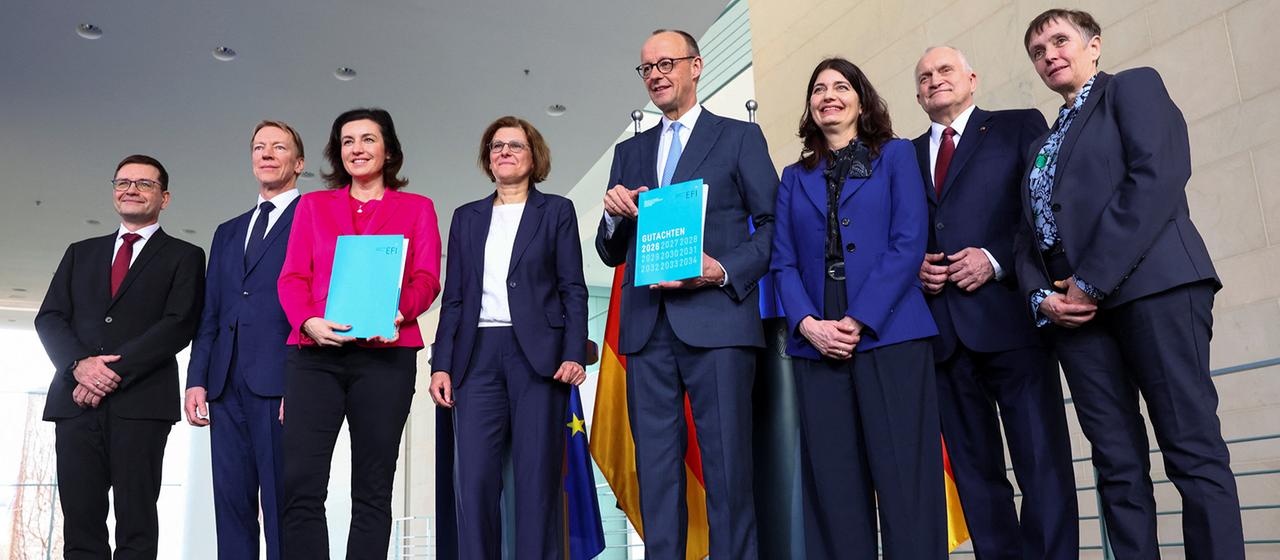 Dorothee Bär, Friedrich Merz und die Expertenkommission für Forschung und Innovation.