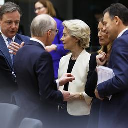 Ursula von der Leyen mit anderen Teilnehmern eines Krisengipfels in Brüssel.