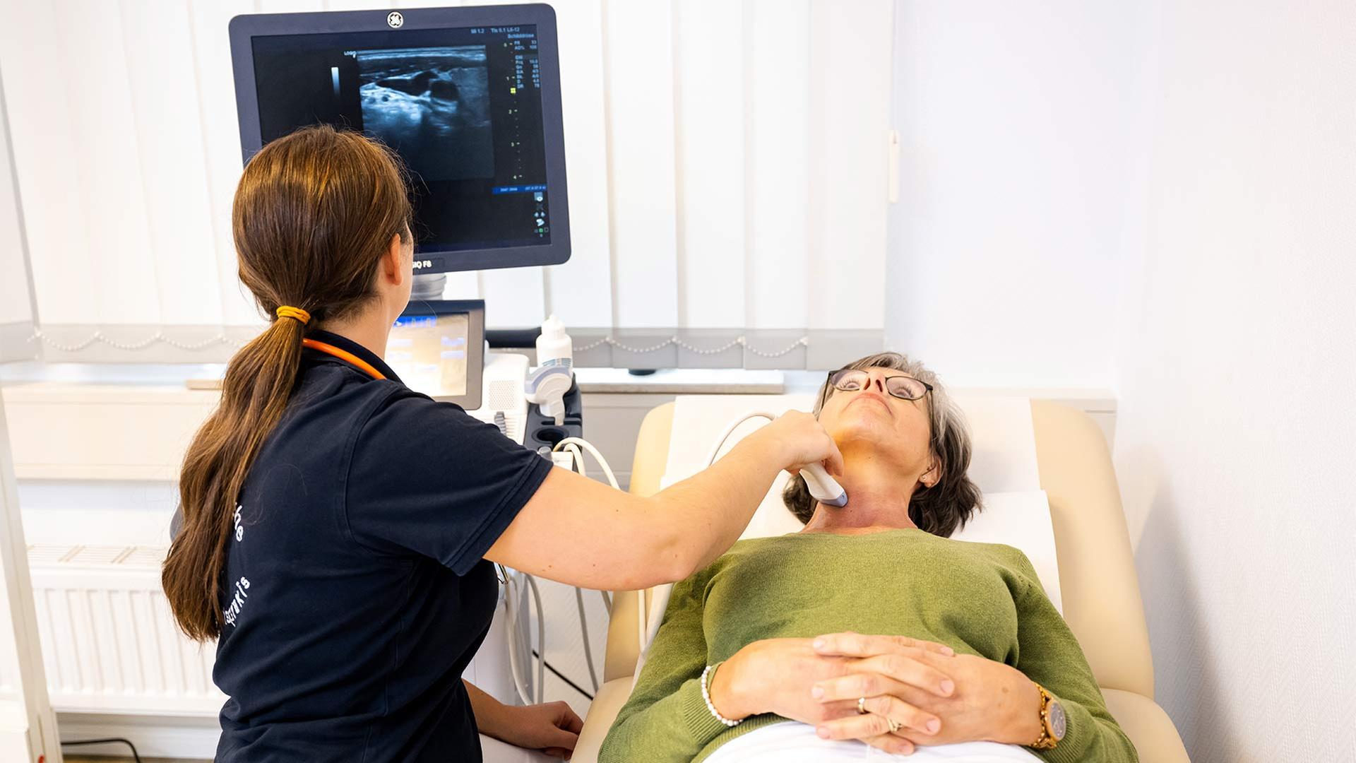 Eine Hausaerztin führt eine Ultraschalluntersuchung bei einer Patientin durch. | picture alliance / dpa-tmn