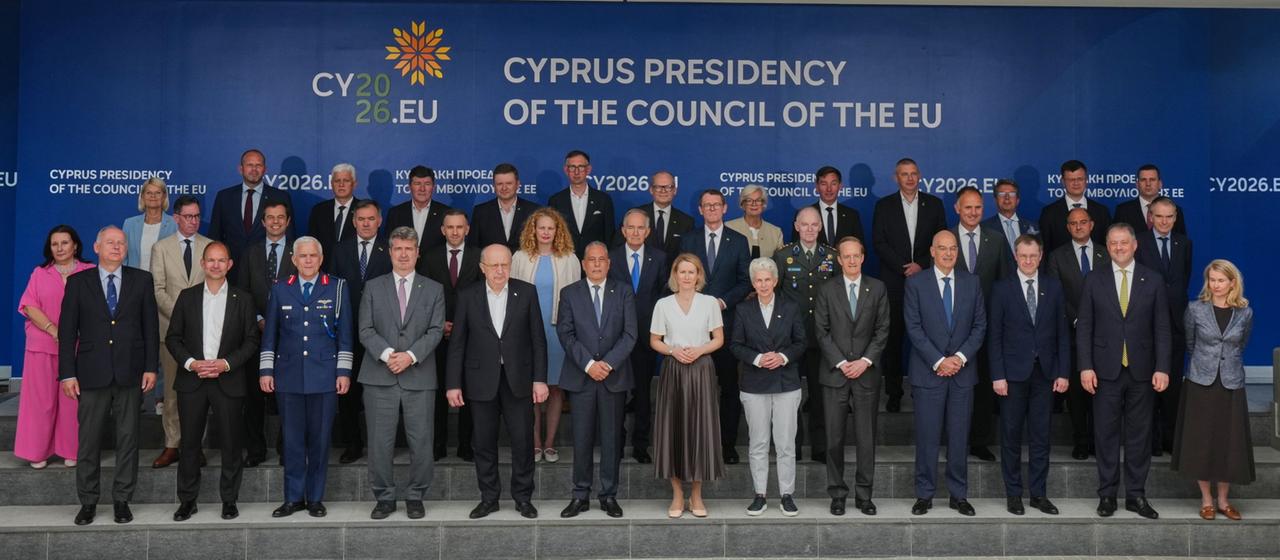 Familienfoto der  EU-Verteidigungsminister