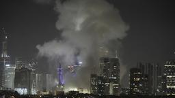 Eine Rauchsäule steigt in den Himmel von Tel Aviv nach einem iranischen Raketenangriff empor