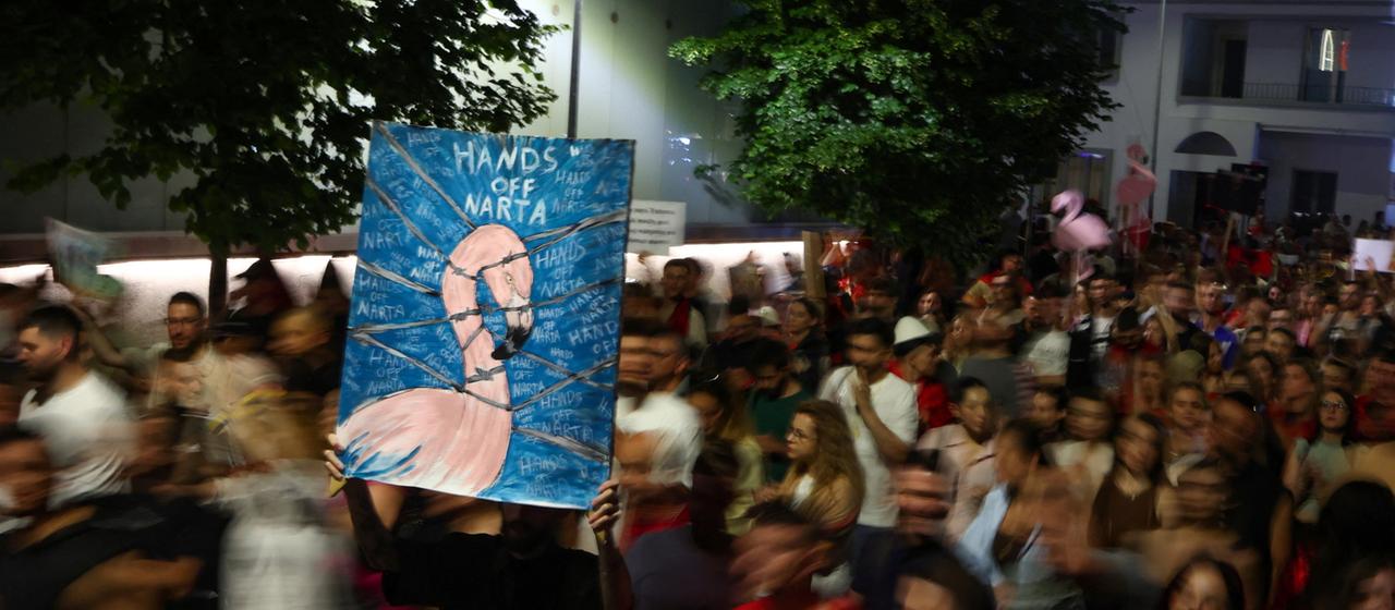 Zahlreiche Demonstranten auf einer Straße in Tirana
