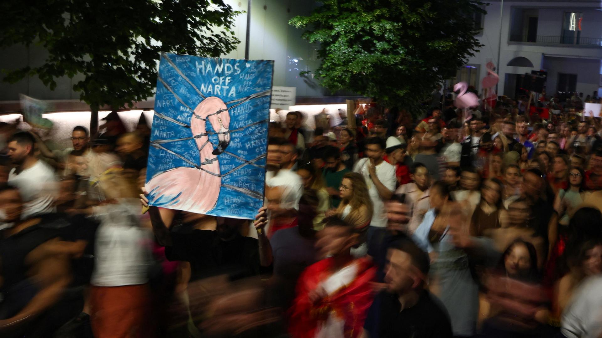 Zahlreiche Demonstranten auf einer Straße in Tirana | REUTERS