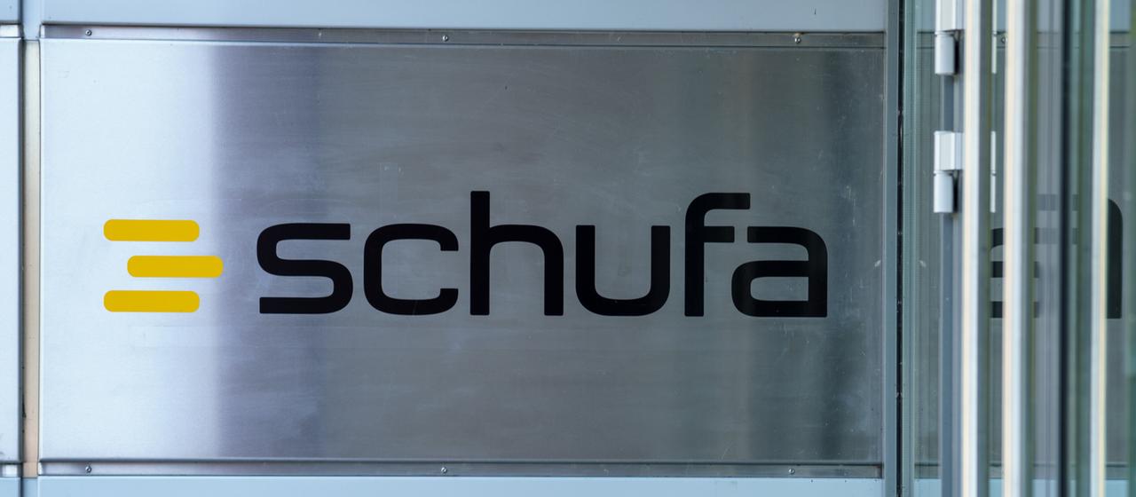 Das Schufa-Logo ist auf einer Wand der Firmenzentrale in Wiesbaden zu sehen.
