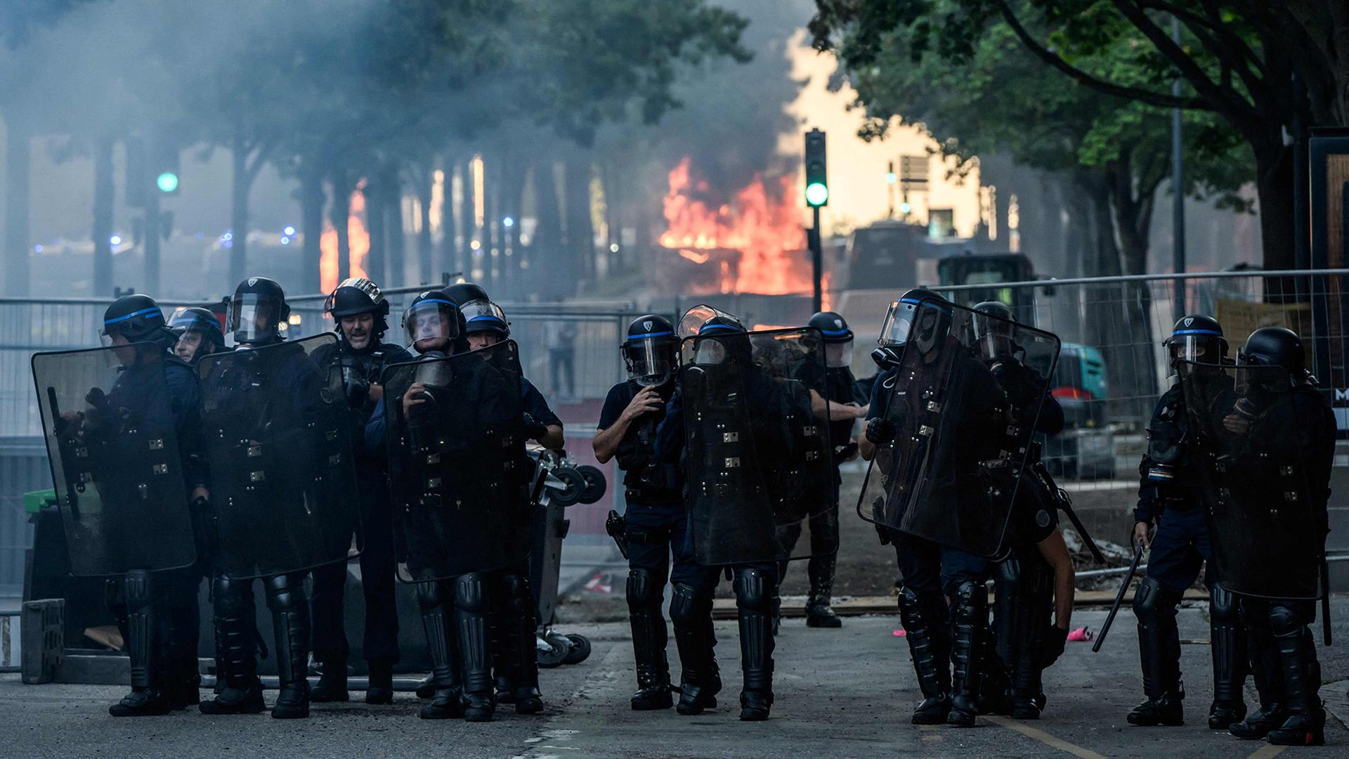 Französische Polizisten mit Schutzausrüstung stehen auf einer Straße in Toulouse. | AFP