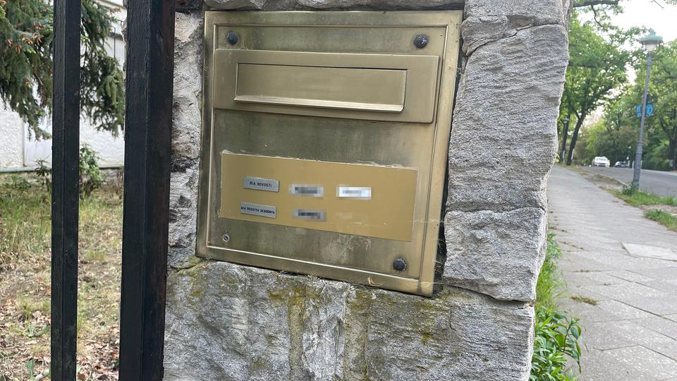 Ein Briefkasten mit den Namen russischer Medien an einem Haus in Berlin Steglitz.