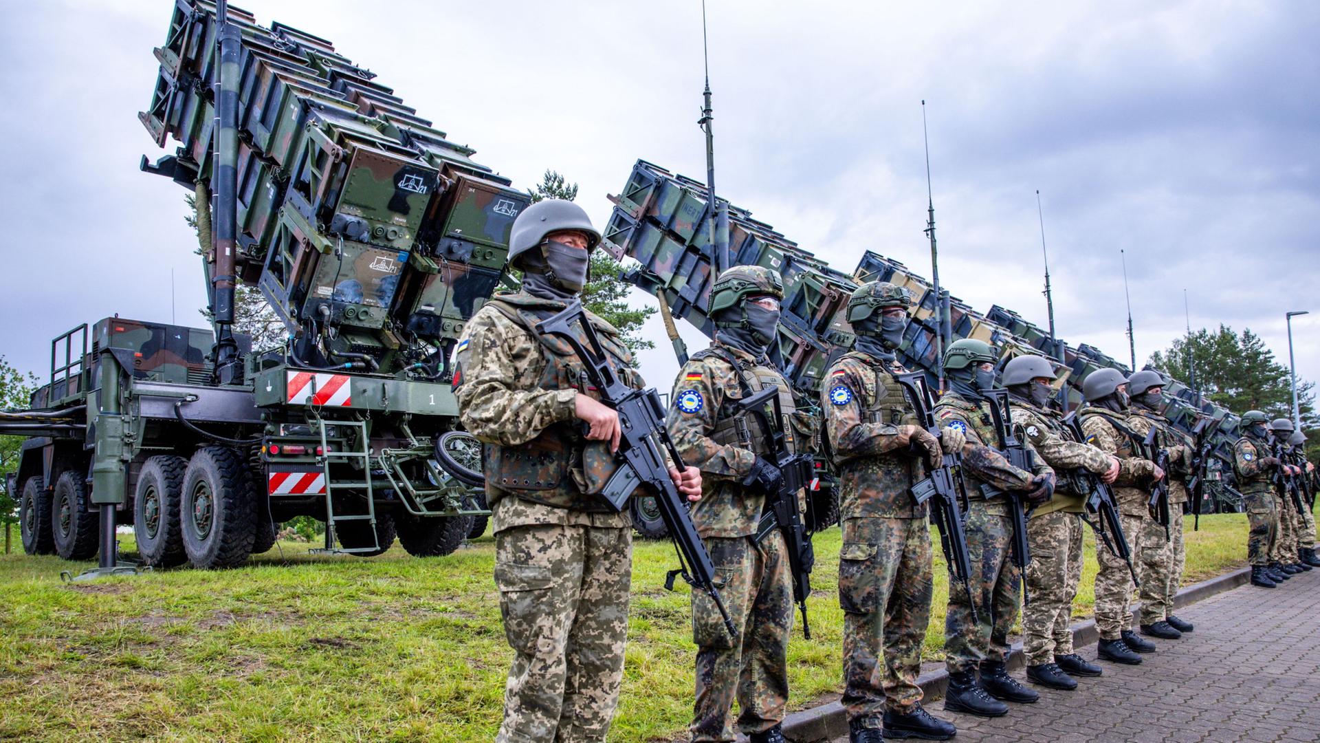 Ukrainische und deutsche Soldaten bei der Ausbildung am Flugabwehrraketensystem 