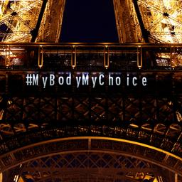 Der Eiffelturm leuchtet mit der Botschaft "Mein Körper ist meine Entscheidung", nachdem der französische Gesetzgeber das Recht auf Abtreibung während eines Sonderkongresses in Versailles, Paris, in die Verfassung aufgenommen hat.