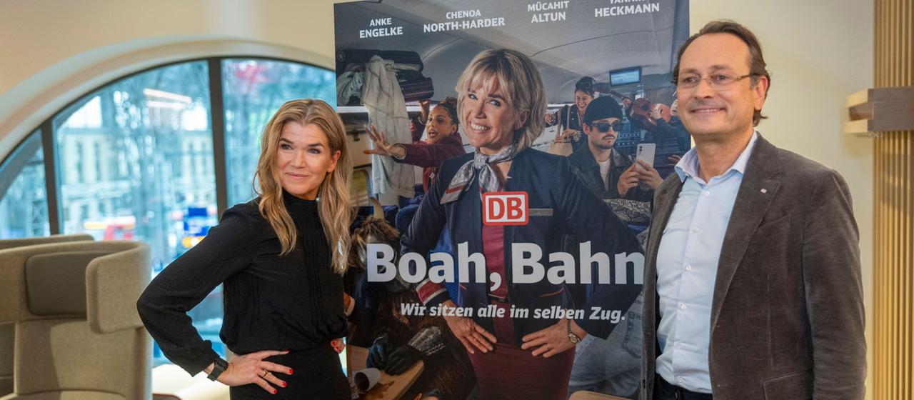  Anke Engelke und Michael Peterson vor einem Plakat der Webserie "Boah, Bahn!"