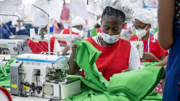Näherinnen in einer KAD Textilfabrik in Ghana.