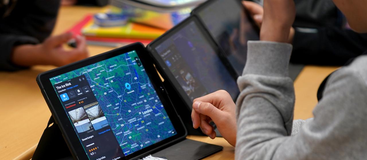 Schüler arbeiten an einem Tablet während des digitalen Englisch-Unterrichts.