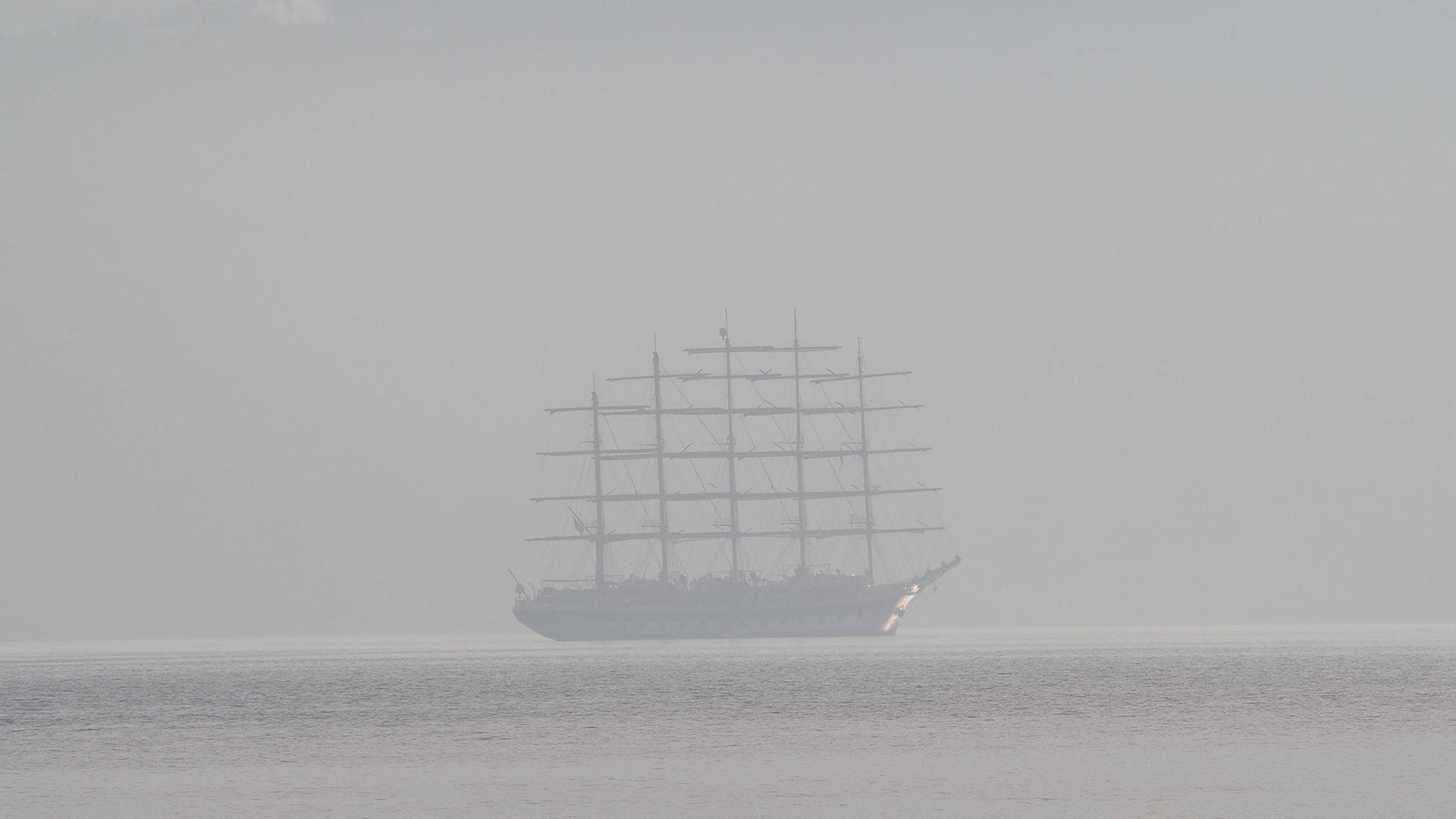 Ein Segelschiff ist in dichtem Nebel zu sehen. | imago/imagebroker