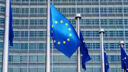 Europaflaggen vor dem Sitz der Europäischen Kommission in Brüssel.