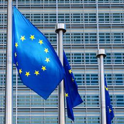 Europaflaggen vor dem Sitz der Europäischen Kommission in Brüssel.