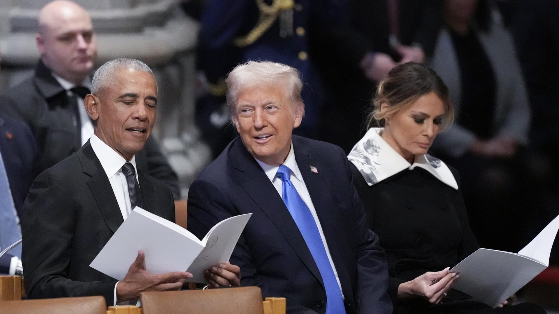 Obama und Trump bei der Trauerfeier f�r Jimmy Carter. | dpa