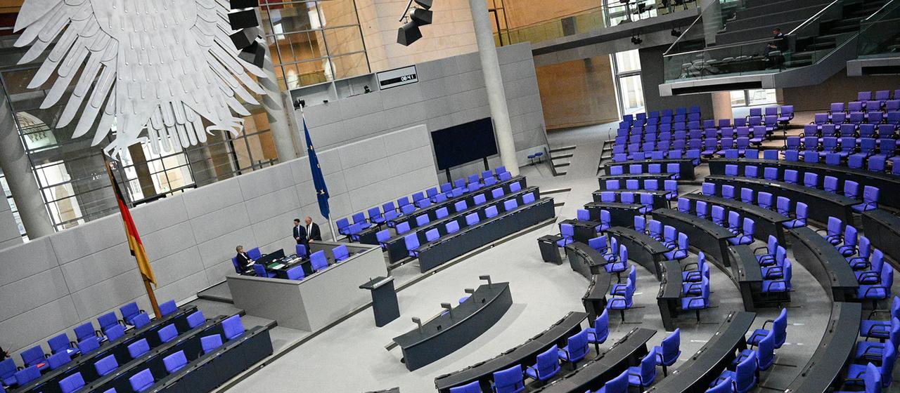 Der leere Plenarsaal des Bundestag
