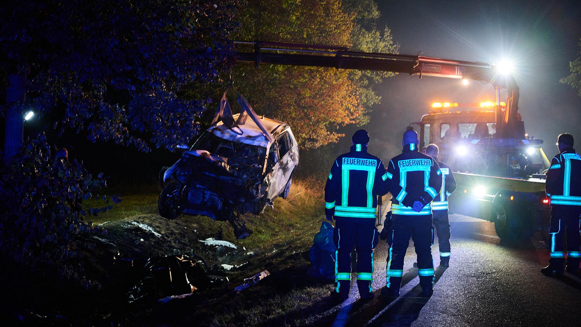Ein Abschleppen hebt ein verbranntes Auto auf seinen Transporter. Beim Frontalzusammenstoß eines Autos mit drei Mopeds sind in Brandenburg vier Menschen ums Leben gekommen. (Quelle: picture alliance/dpa/Annette Riedl) | picture alliance/dpa/Annette Riedl