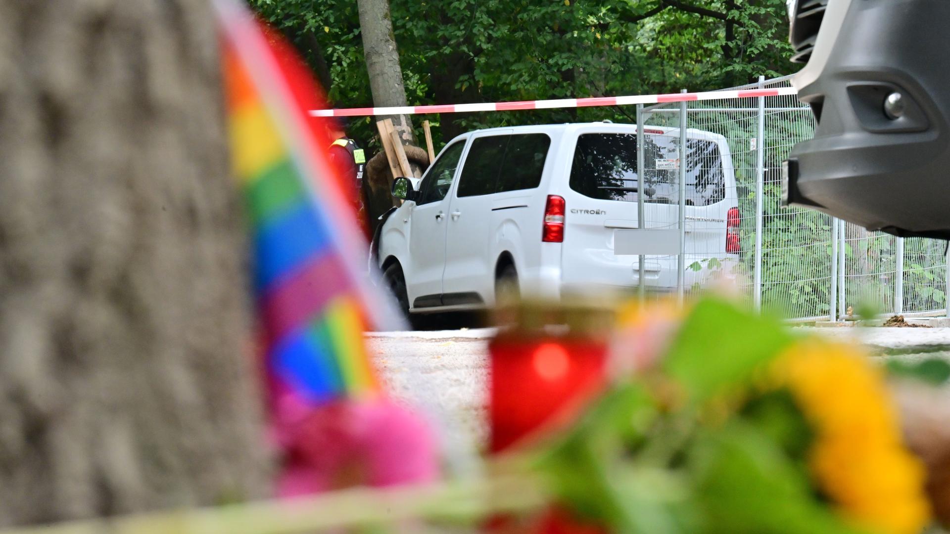 Blumen, Kerzen und eine Regenbogenflagge sind vor einem zerstÃ¶rten weiÃen Fahrzeug, das im Bereich des Tiergartens einen Baum gerammt hatte | Sebastian Gollnow/dpa