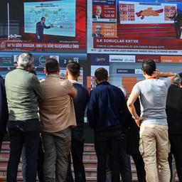 Oppositionsanhänger in der Türkei beobachten am Bildschirm den Wahlausgang