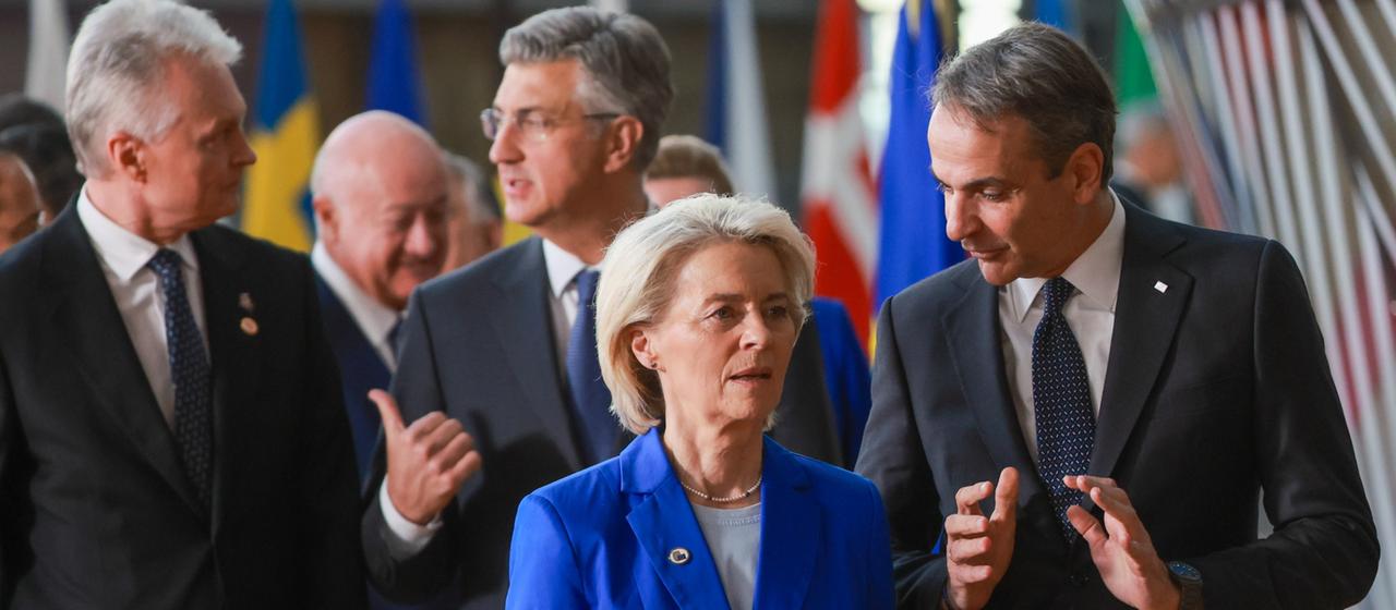 Ursula von der Leyen,  Kyriakos Mitsotakis und andere Teilnehmer des EU-Gipfels.