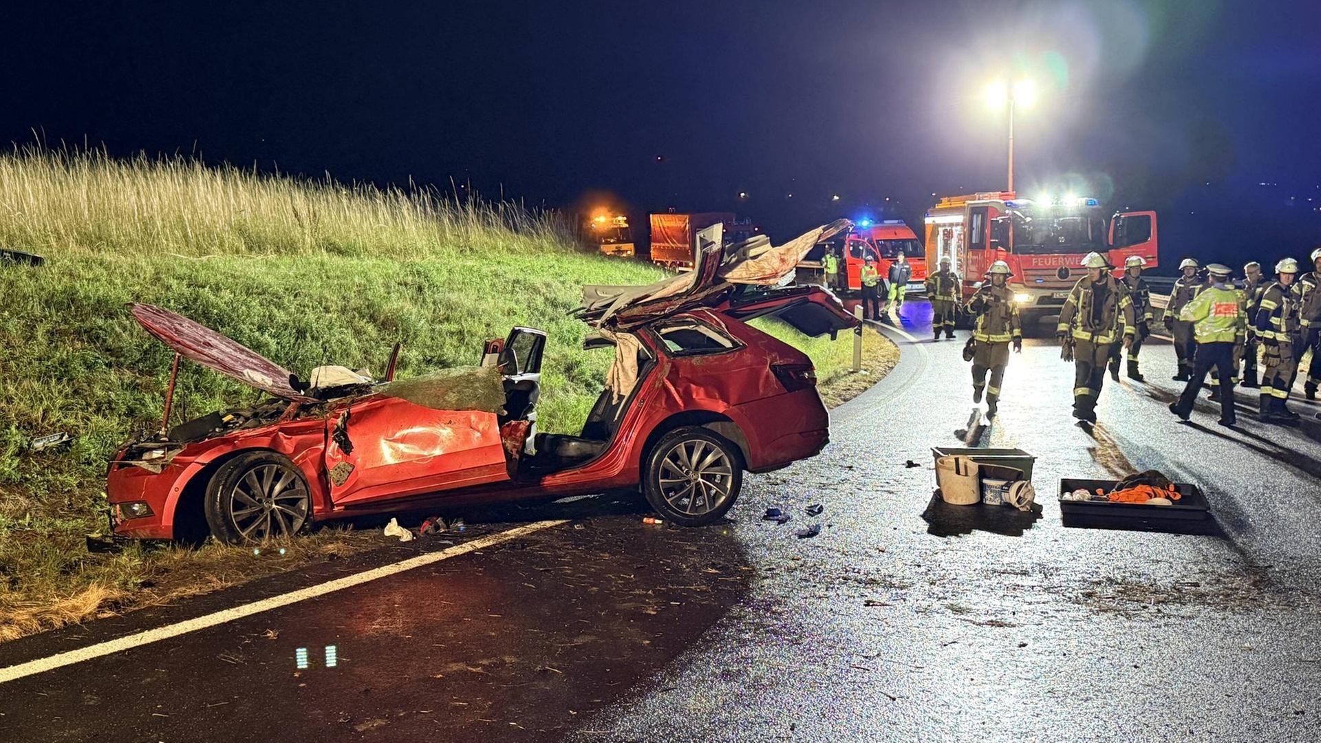 A8高速道路で多重事故が発生、26歳の男性が重傷を負う