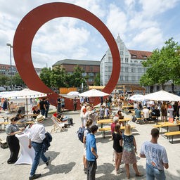 Gäste nehmen an der Eröffnung des ersten alkoholfreien Biergartens in München teil.