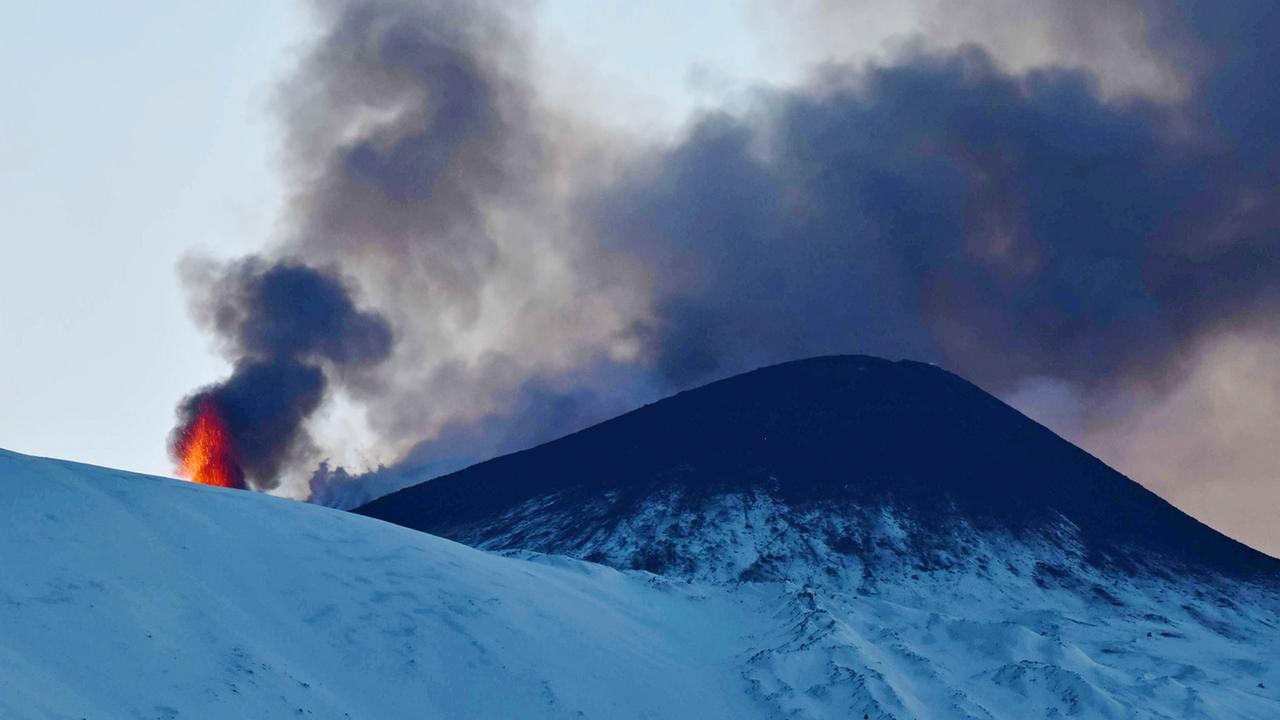 Vulkan Ätna spuckt Lavafontänen und Asche