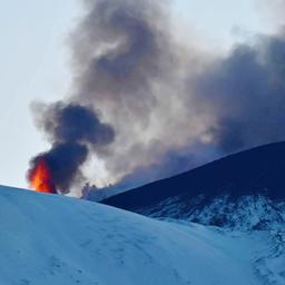 Der Vulkan Ätna spuckt Lava.