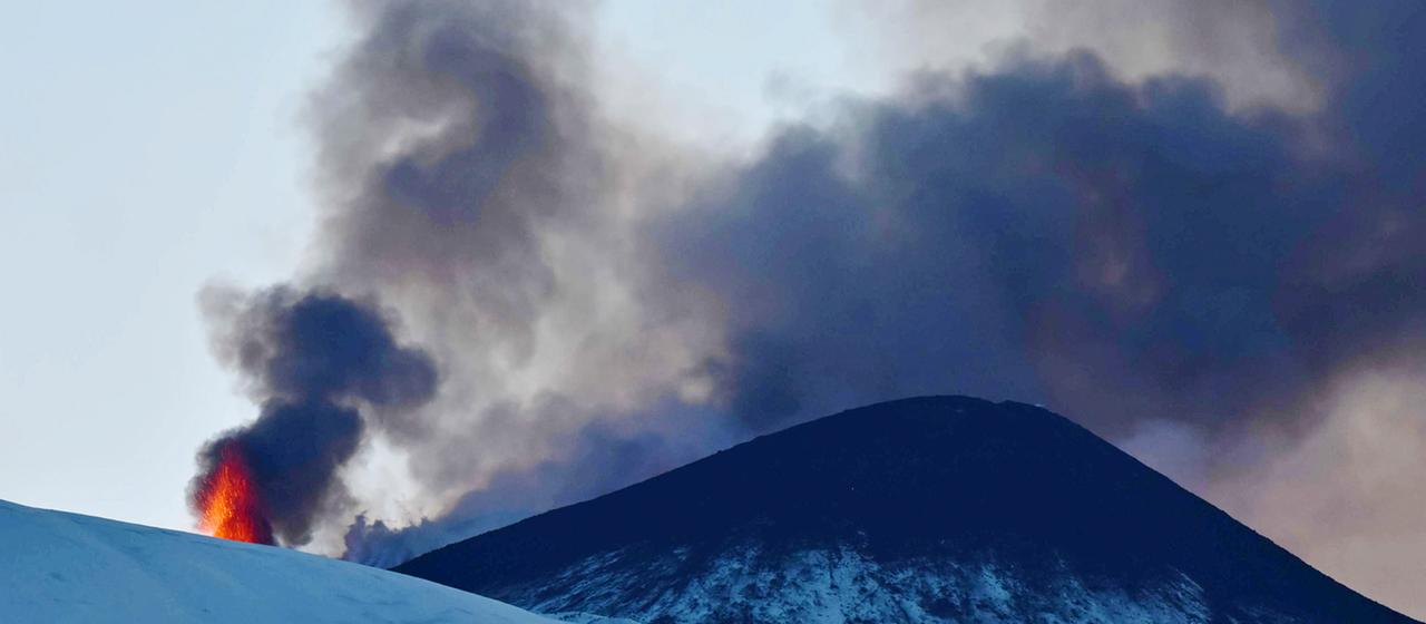 Der Vulkan Ätna spuckt Lava.