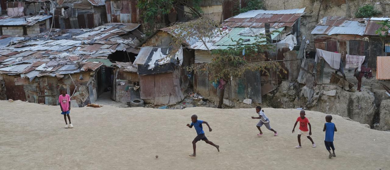 Kinder spielen Fußball in Haiti.