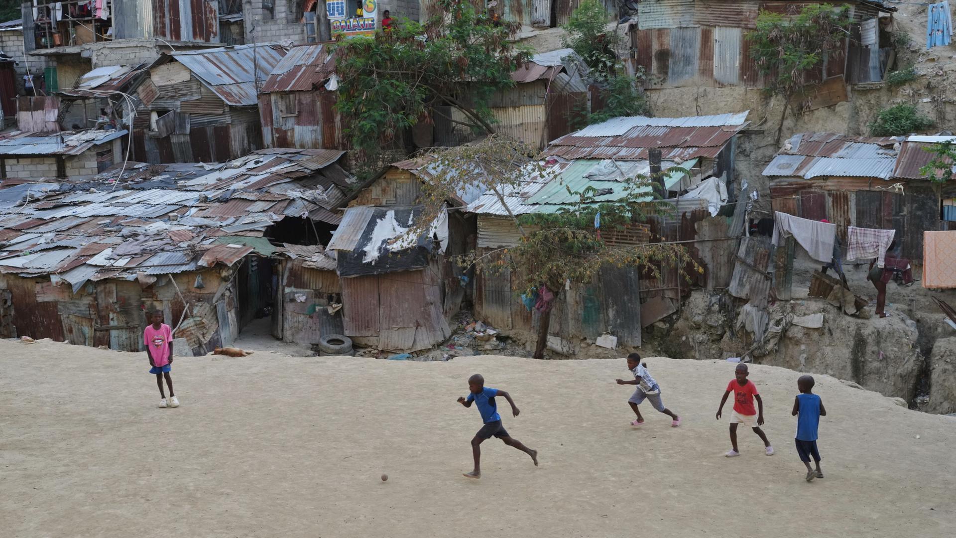 Kinder spielen Fußball in Haiti. | Odelyn Joseph/AP/dpa