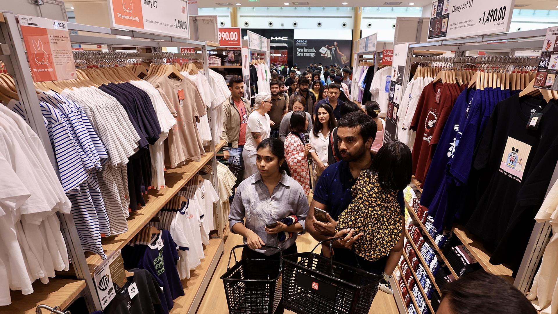 Menschen in einer Filiale der Bekleidungsmarke Uniqlo in Bangaluru, Indien. | EPA