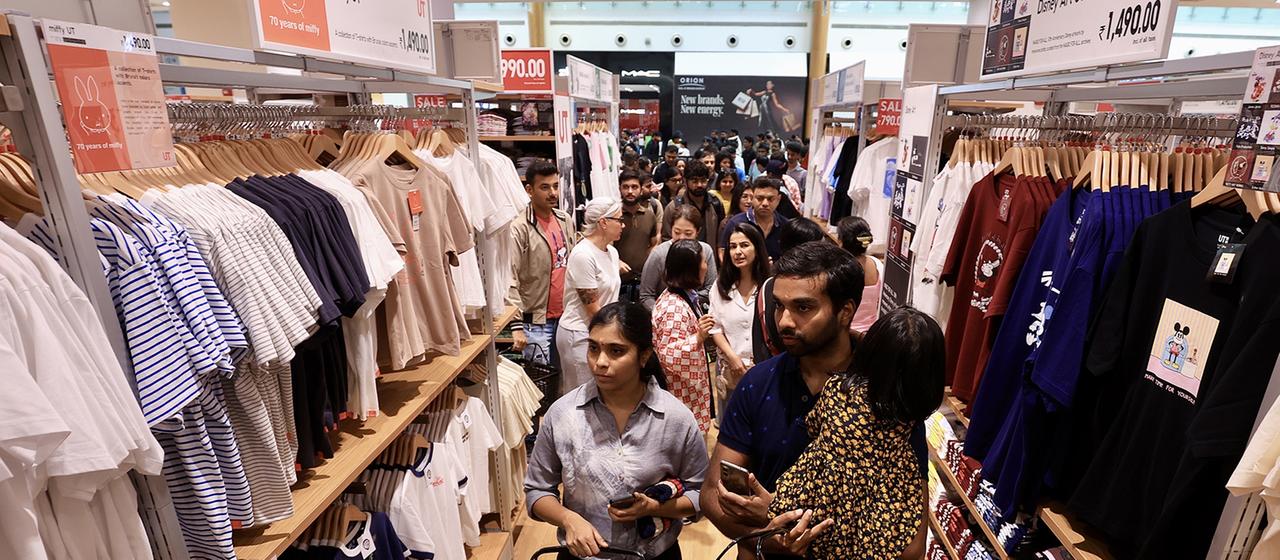 Menschen in einer Filiale der Bekleidungsmarke Uniqlo in Bangaluru, Indien.