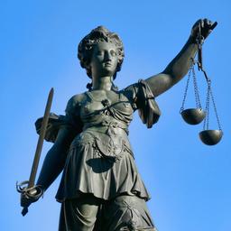 Justitia mit Waage und Schwert auf dem Römerberg in Frankfurt Main