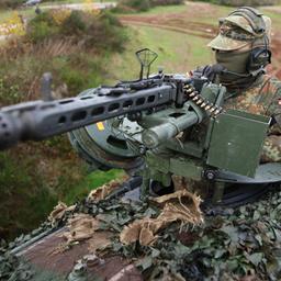Ein Mitglied der Bundeswehr trainiert auf einem Übungsplatz nahe Kaiserslautern mit einem Maschinengewehr.