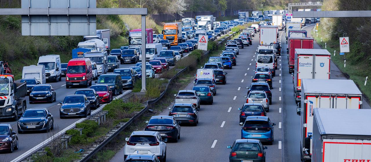 Fahrzeuge stehen auf einer Autobahn im Stau.