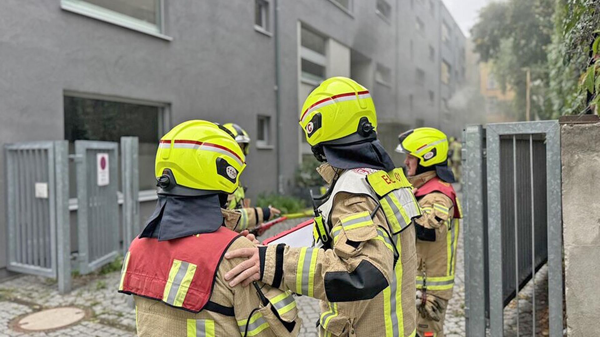 Führungskräfte der Berliner Feuerwehr koordinieren die Löscharbeiten des Pflegeheims in Kreuzberg. (Quelle: Berliner Feuerwehr) | Berliner Feuerwehr