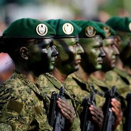 Kroatische Soldaten mit dunkel gefärbten Gesichtern stehen in Reihe