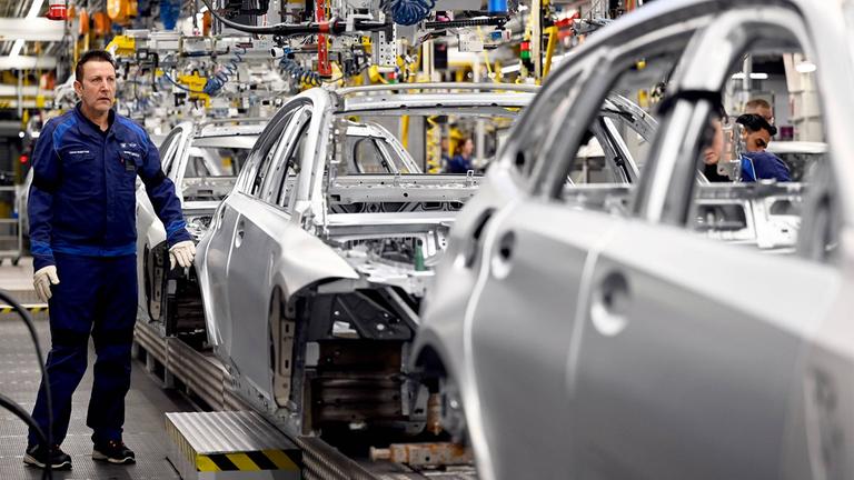 Mitarbeiter in der Fertigung im BMW Group Werk München. 